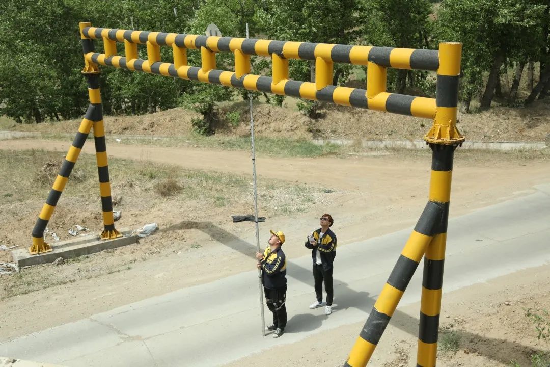 牢固 时刻陪伴在线路左右 防止机动车侵入铁路限界身材合适才准通过
