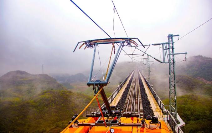 在雨中,看见你的身影