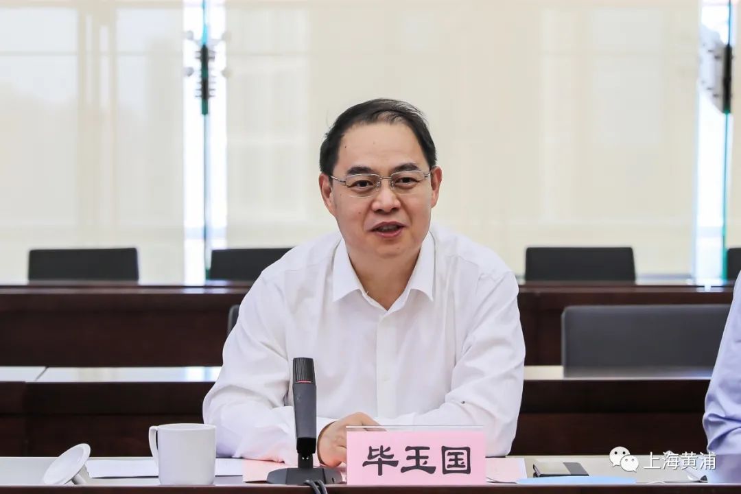 仪式上,在杲云,毕玉国的见证下,王鼐与钟金龙签署战略合作协议.