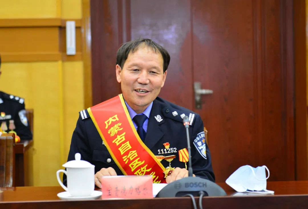 巴彦淖尔市乌拉特后旗公安局潮格温都尔镇派出所教导员宝音德力格尔