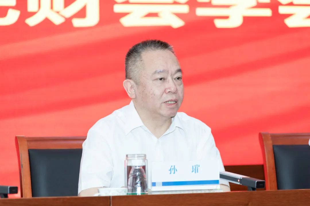 中国中铁审计部(监事会办公室)部长,中国中铁财会学会副会长王新华