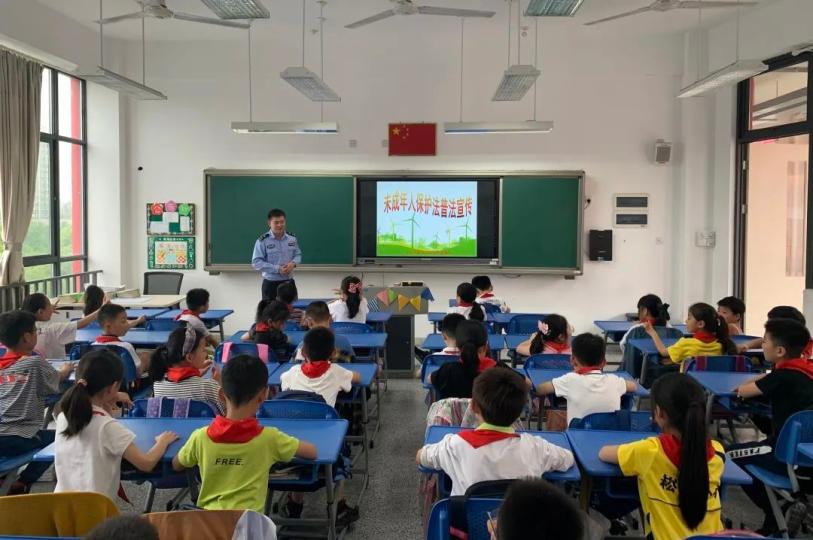 夏阳所组织民警前往青浦区崧文小学开展《未成年人保护法》法治宣传