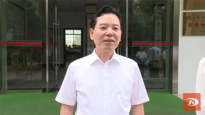 和兰州财经大学丝绸之路经济研究院执行院长张存刚共同为"基地"揭牌