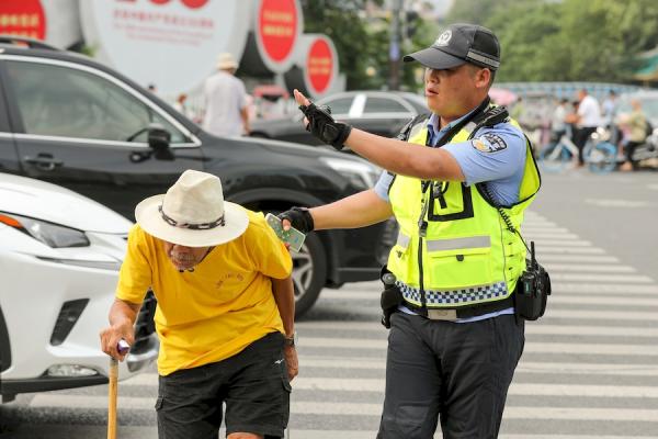 合肥公安不畏酷暑战高温骄阳下绽放最美警察蓝