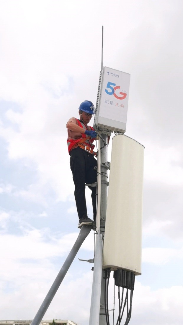 天馈维护是一项高危险的工作,他们常常要爬上几米甚至上百米的高塔去