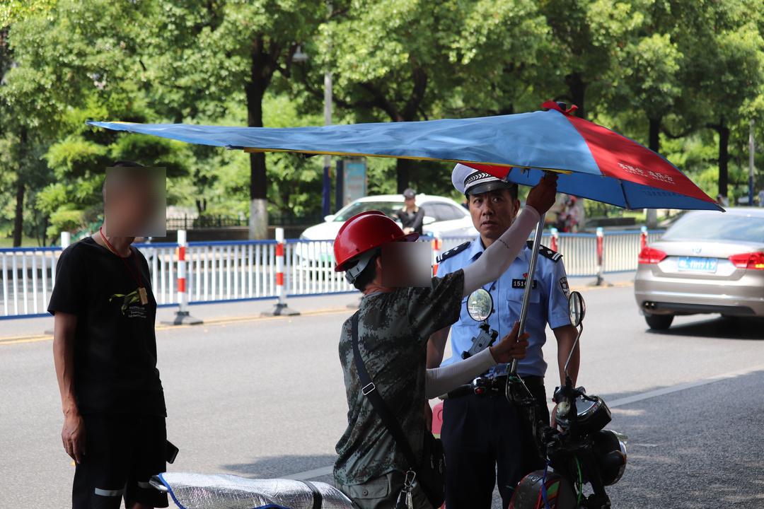 【飓风行动】危险!违法!郴州公安交警"拆伞行动"进行时