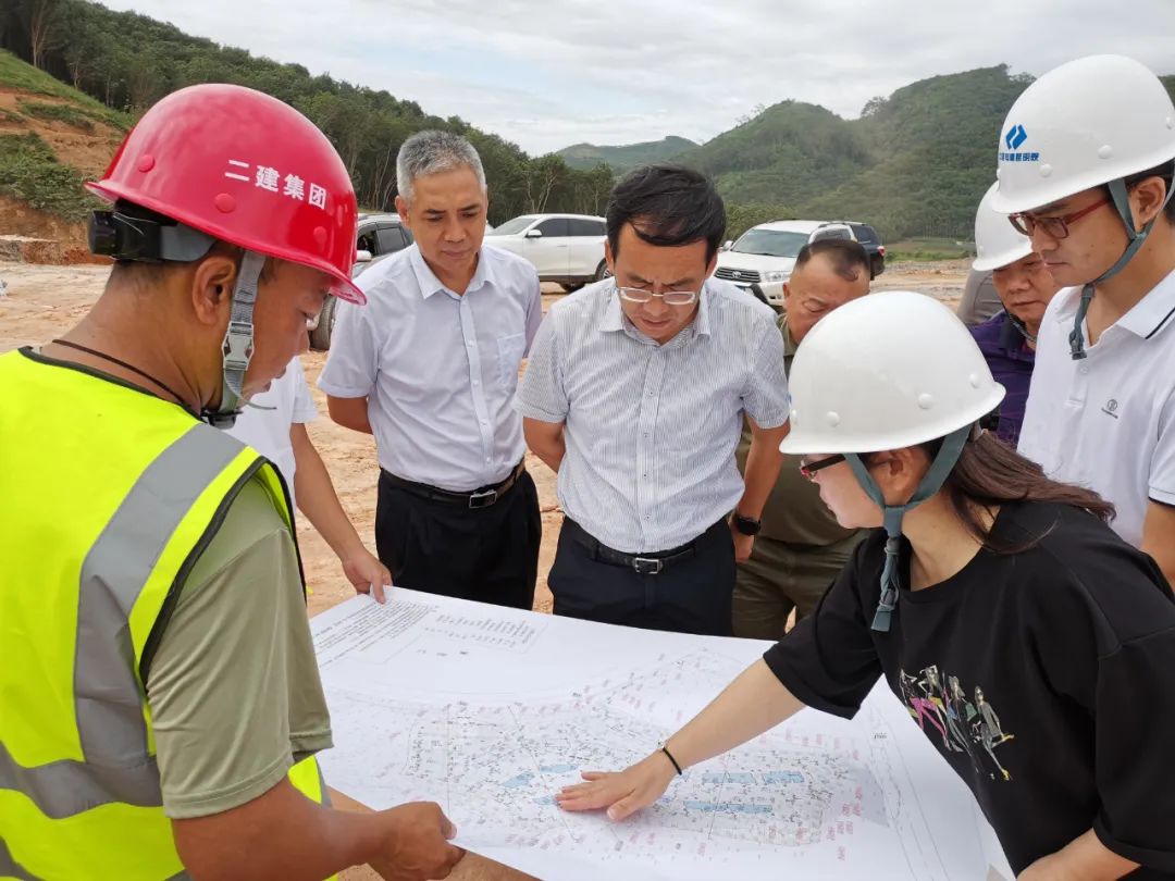 7月15日,州委常委,常务副州长傅希一行赴景洪市勐罕镇,实地调研橄榄坝