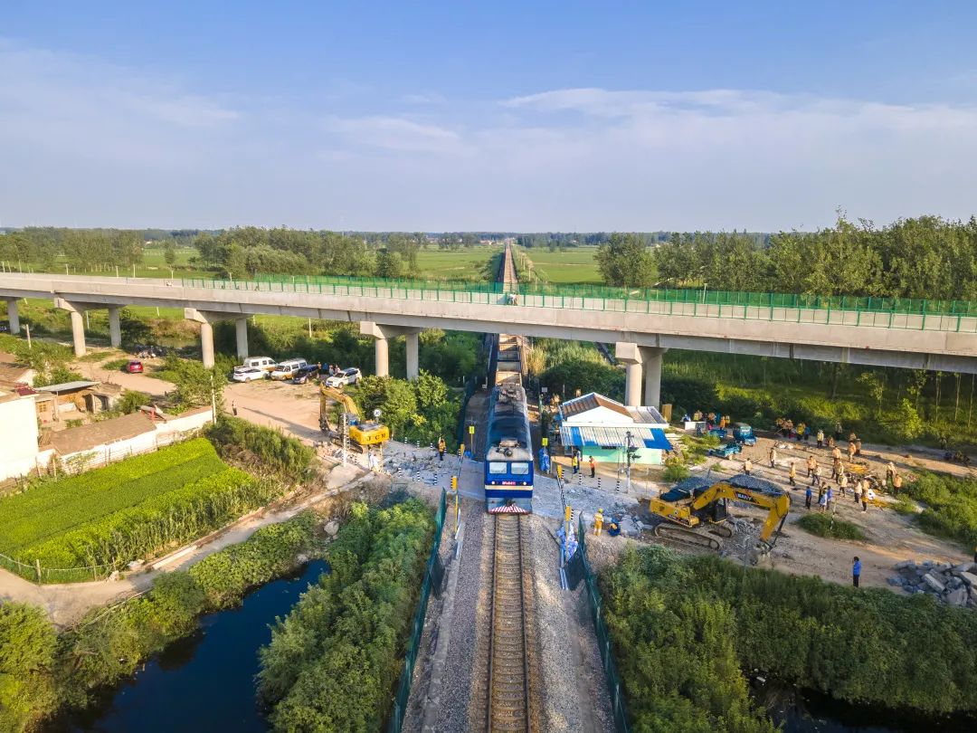 7月13日17点39分 87914次货物列车通过 新长铁路钱爱线道口 17点41分