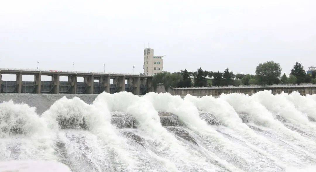 开闸泄洪