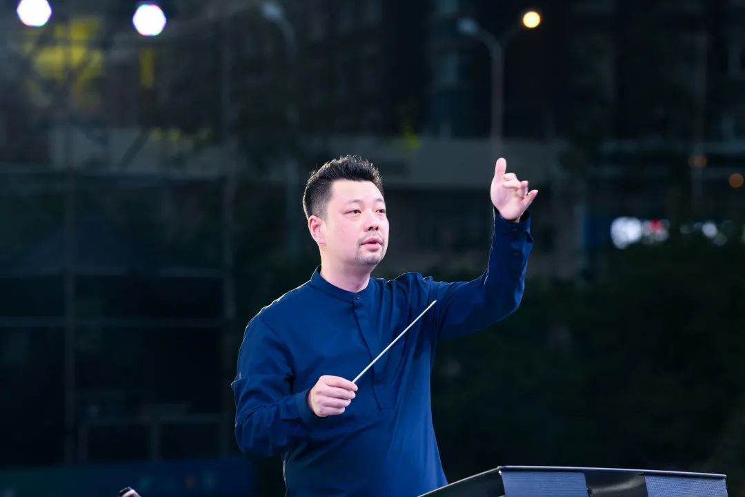 当晚的演出特邀沈阳音乐学院著名青年指挥家孙鹏执棒.