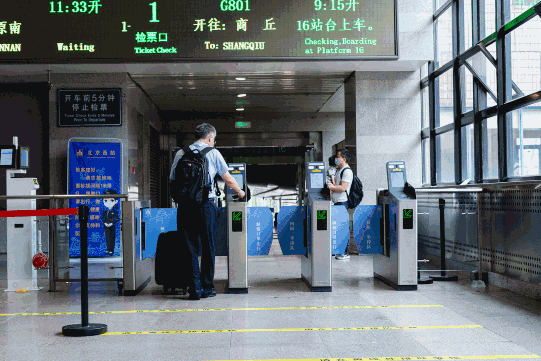 而在北京西站检票口检完票后还需要走过一段通廊才能到达相应站台因此