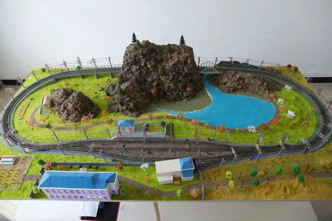 惊艳!150天,他们把站区"搬"上了沙盘