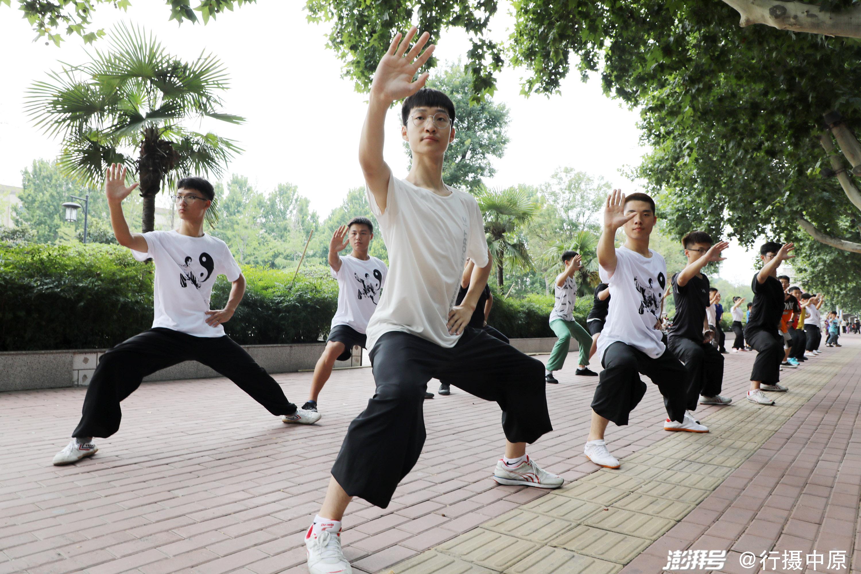 7月17日,青少年在河南省焦作市温县太极游园习练太极拳.