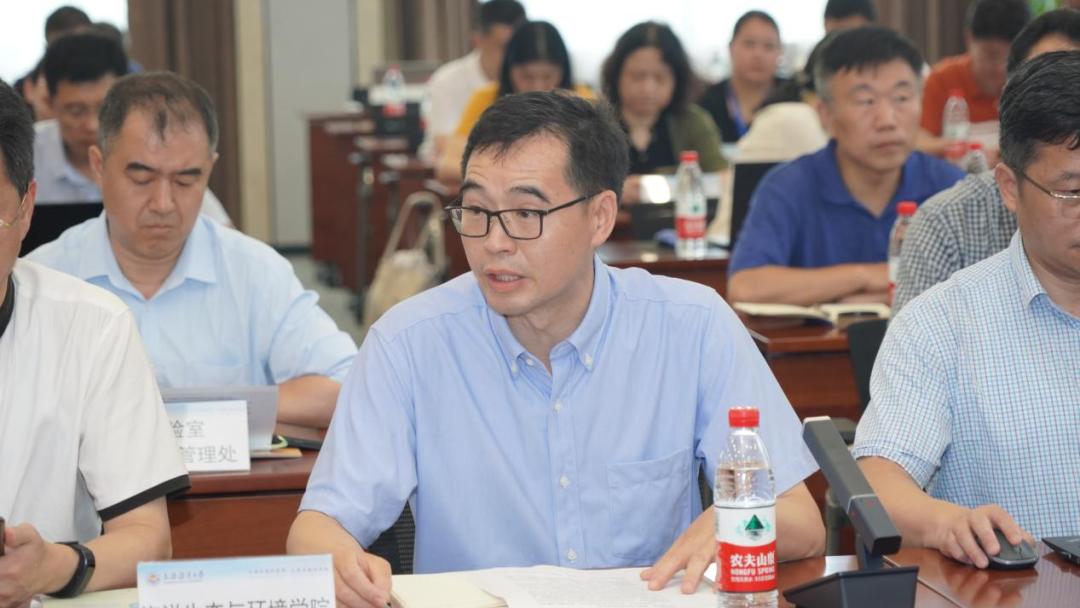 施永忠代表第三组交流发言学生工作部(处)长周辉代表第四组交流发言