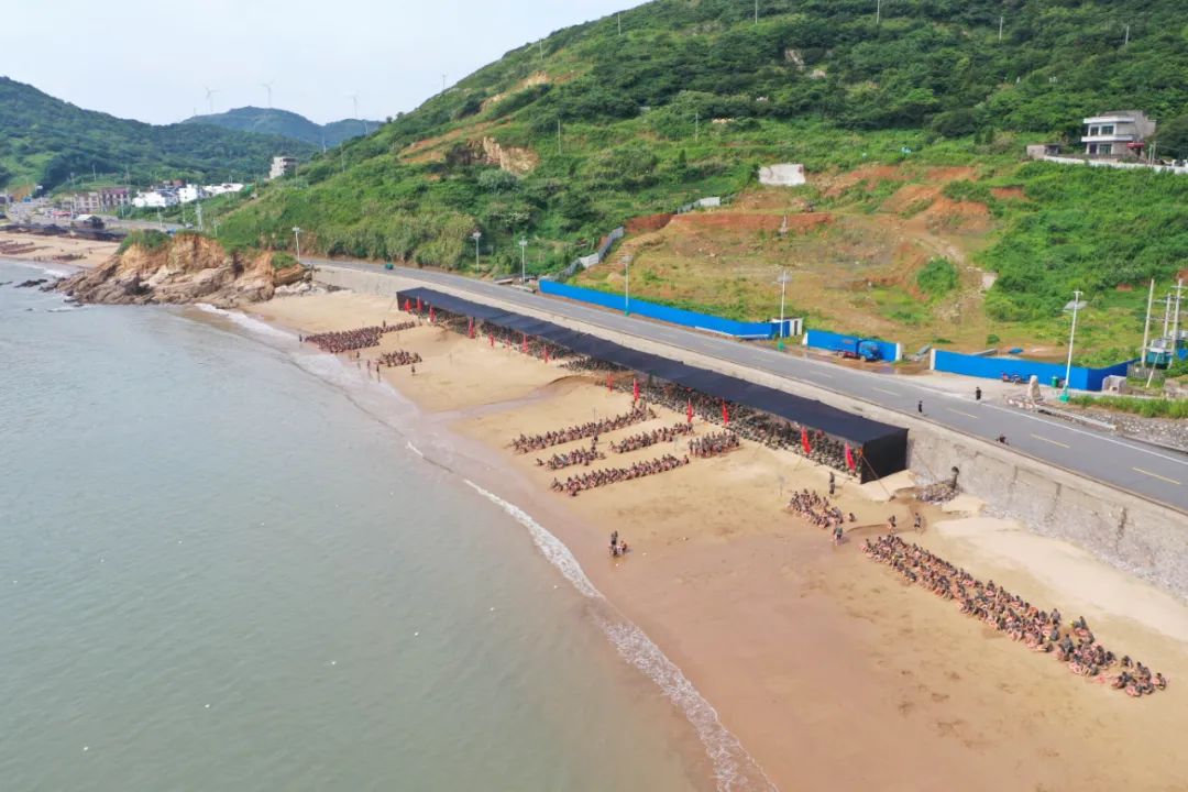 光粼粼的海洋,柔软细腻的沙滩海训场虽有海天一色的风景视频丨郭晓兵