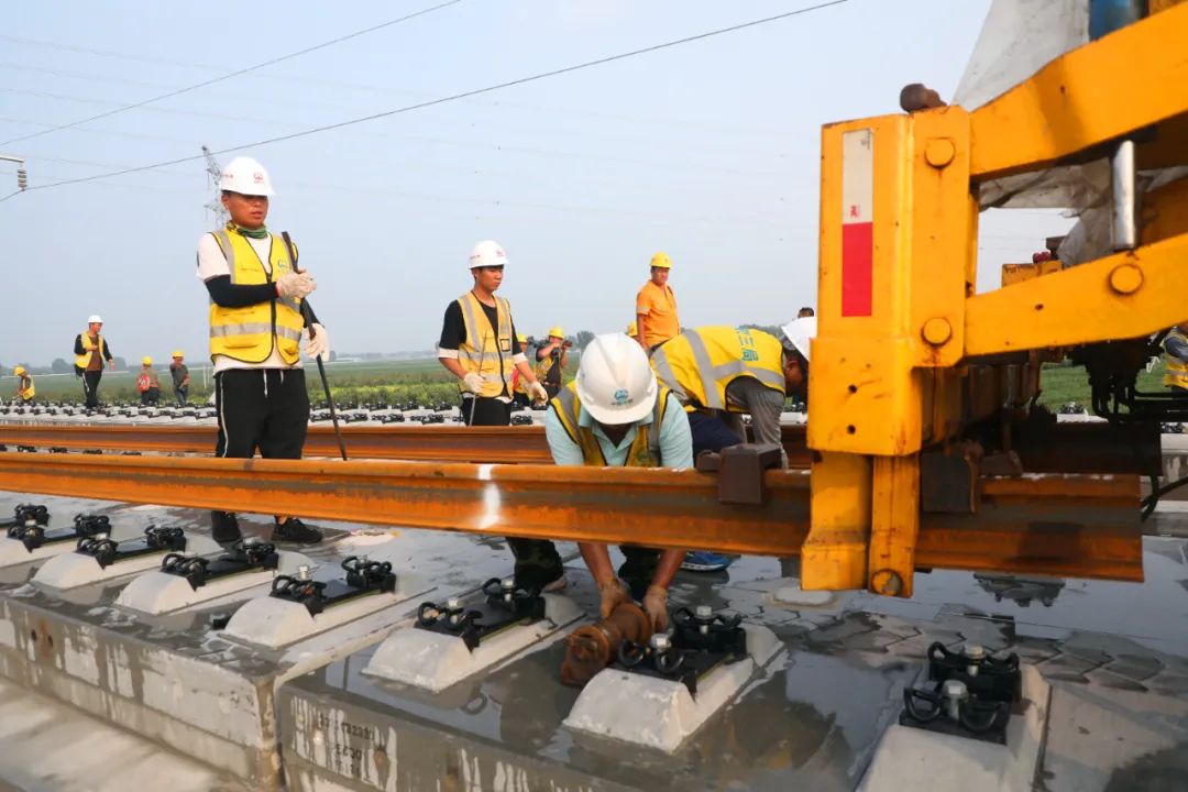 月30日 为确保郑济高铁建设进度 作为郑济高铁铺轨施工单位的中铁三局