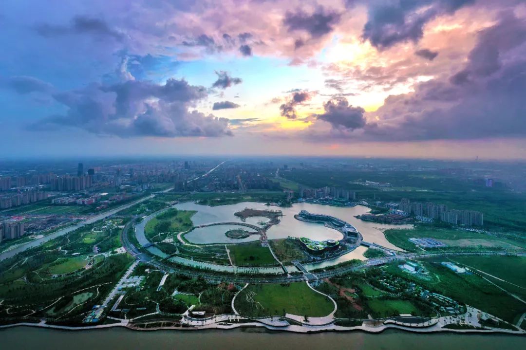 奉贤地处长江三角洲的南端,坐落于上海南部,它南临杭州湾,北临黄浦江