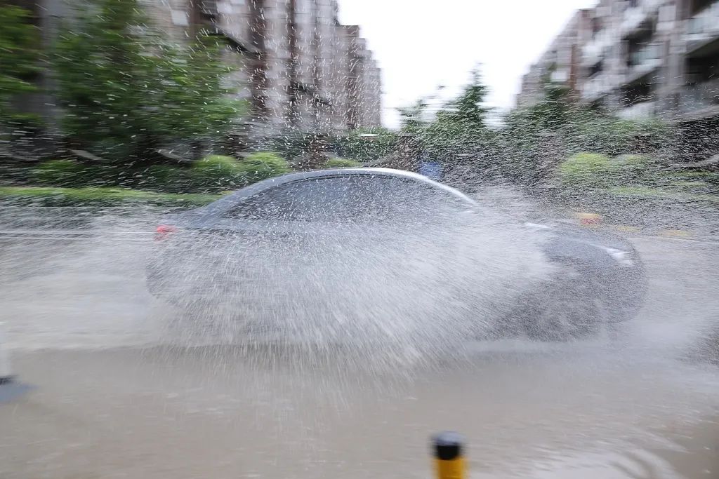 聊城车主雨后行车溅水这样罚