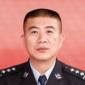 全国先进工作者杨峰为改善交通秩序不懈奋斗让群众感受到公平正义