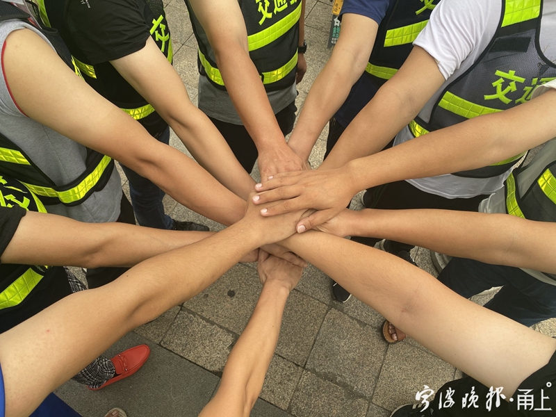 宁波11人叠手加油肤色黑白分明这张照片背后的故事又好笑又心疼又温暖