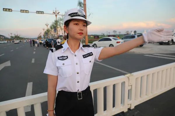 梅河口女交警图片