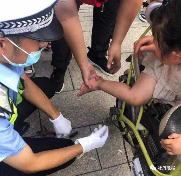 疼!菏泽一女童小脚绞入电动车轮