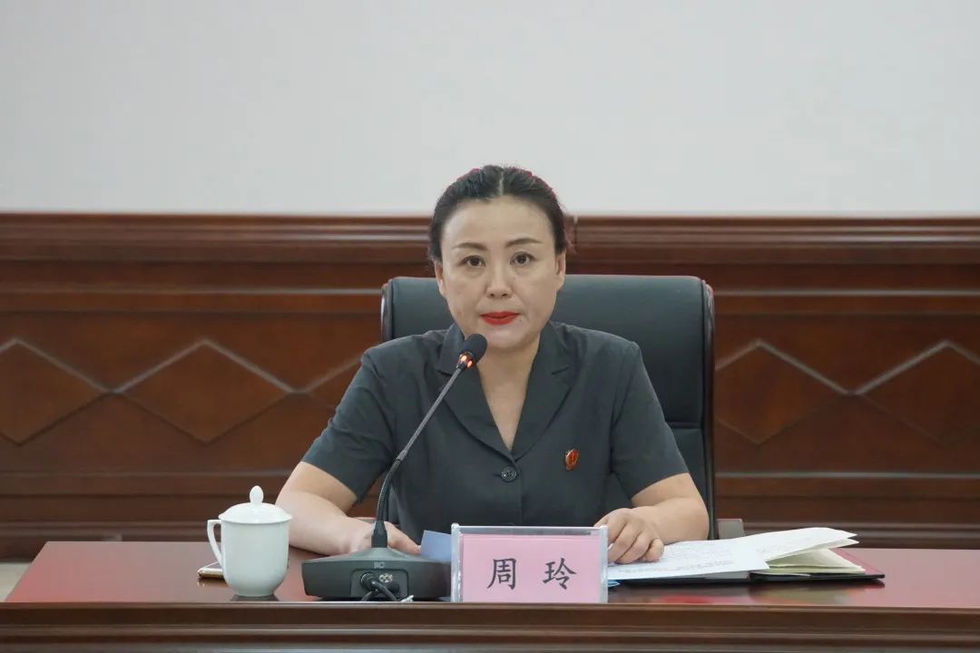 会议上,贡井法院党组成员,副院长周玲向参会代表介绍了贡井法院近五年