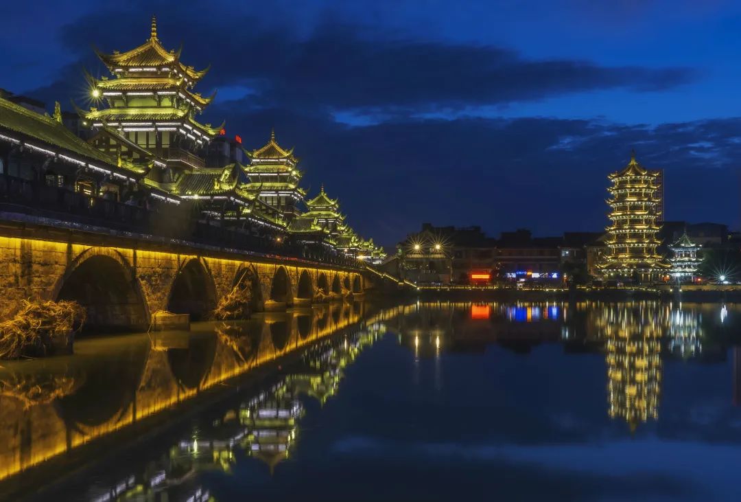 《罗江之夜》(陈智拍摄)《航拍金螺湾》(沈镐拍摄)《绘画宣传绿色生活