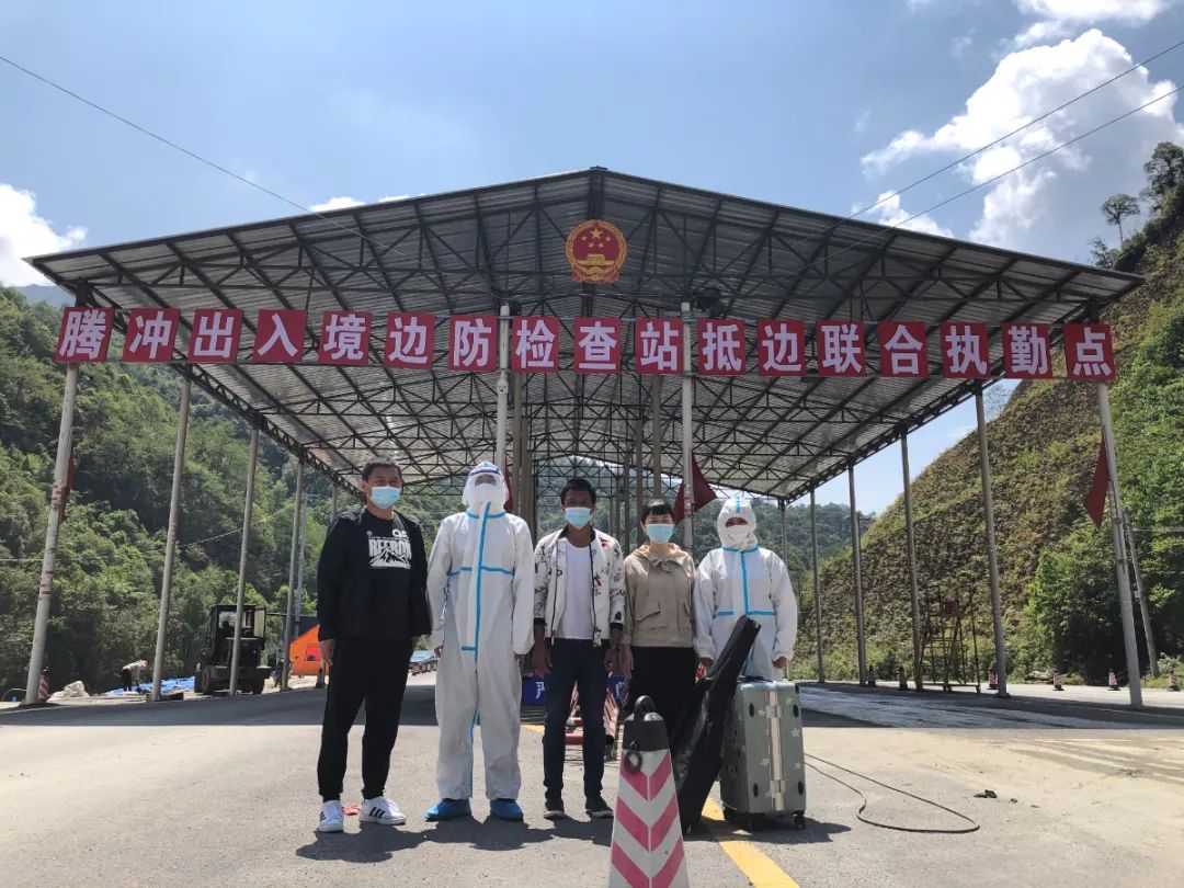 芮雪和同事们将涉嫌非法居留人员遣送至云南省腾冲市猴桥口岸.