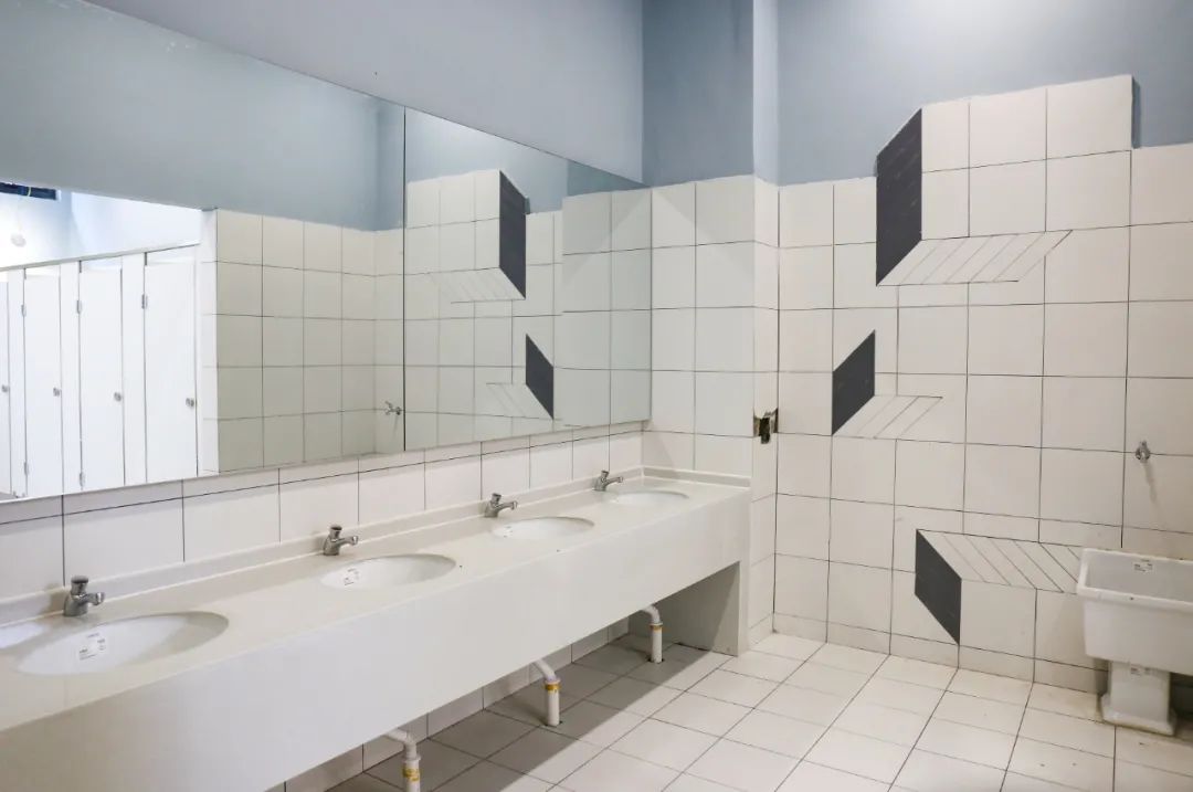 卫生间●公共区域:综合楼,图书馆以及可容纳500人多功能报告厅2座,可