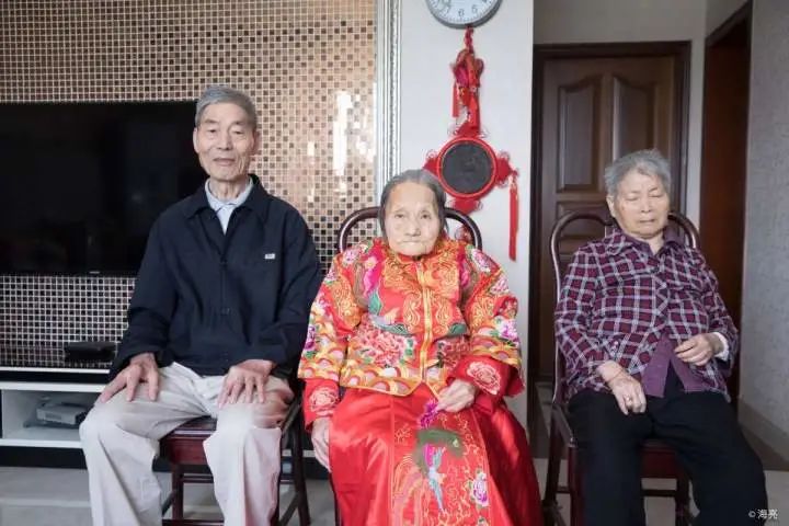 百歲老人拍全家福結婚40年他們有了結婚照丨百年輝煌定格瞬間禮遇最美