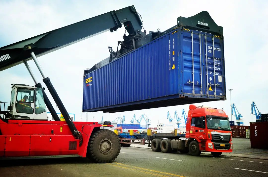 106辆各类商品车,通过潍坊-虎门航线的奥通5轮集装箱船海运到港