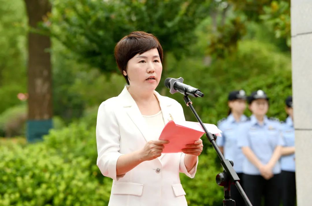 市公安局举行高级警长职级晋升仪式暨集体谈话活动