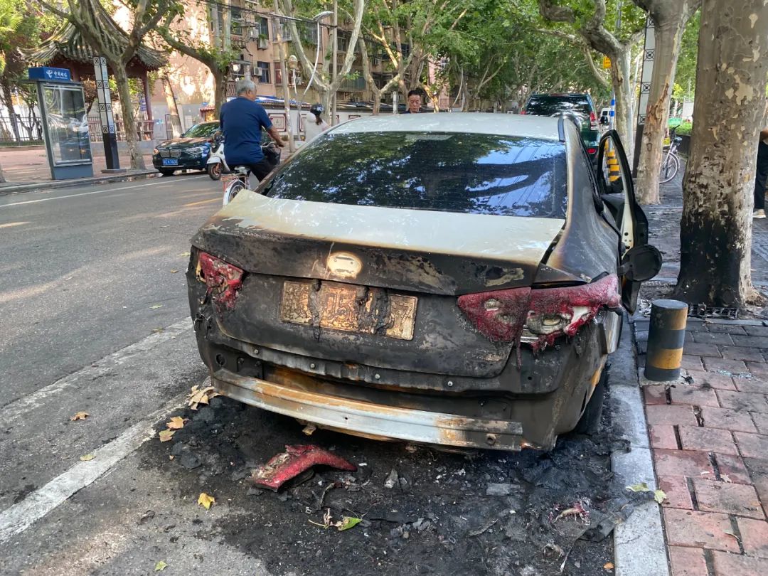 徐州路边一辆轿车烧成火球!前后停的车都遭殃了