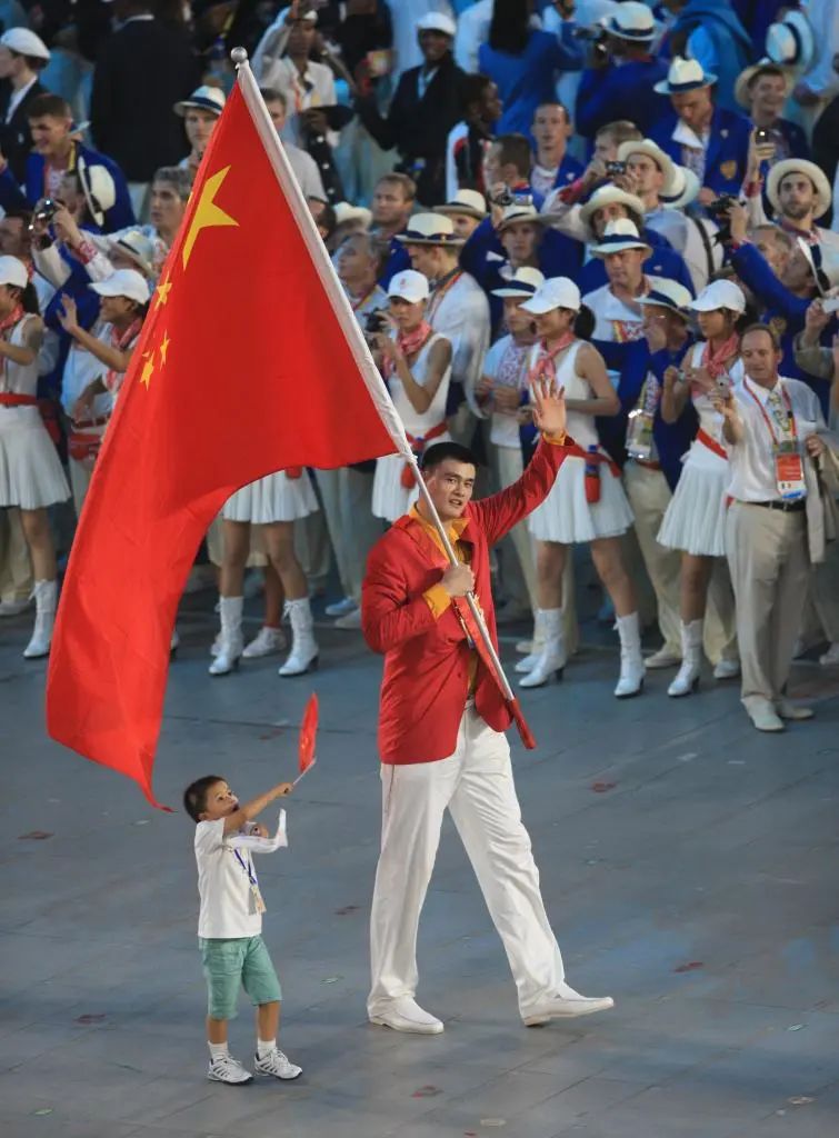 追光丨不管东西南北中 中国旗手筑长城