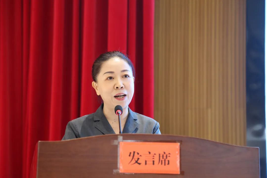 事迹报告会上,县委书记李勇及县委有关领导为获得县"先进集体代表","