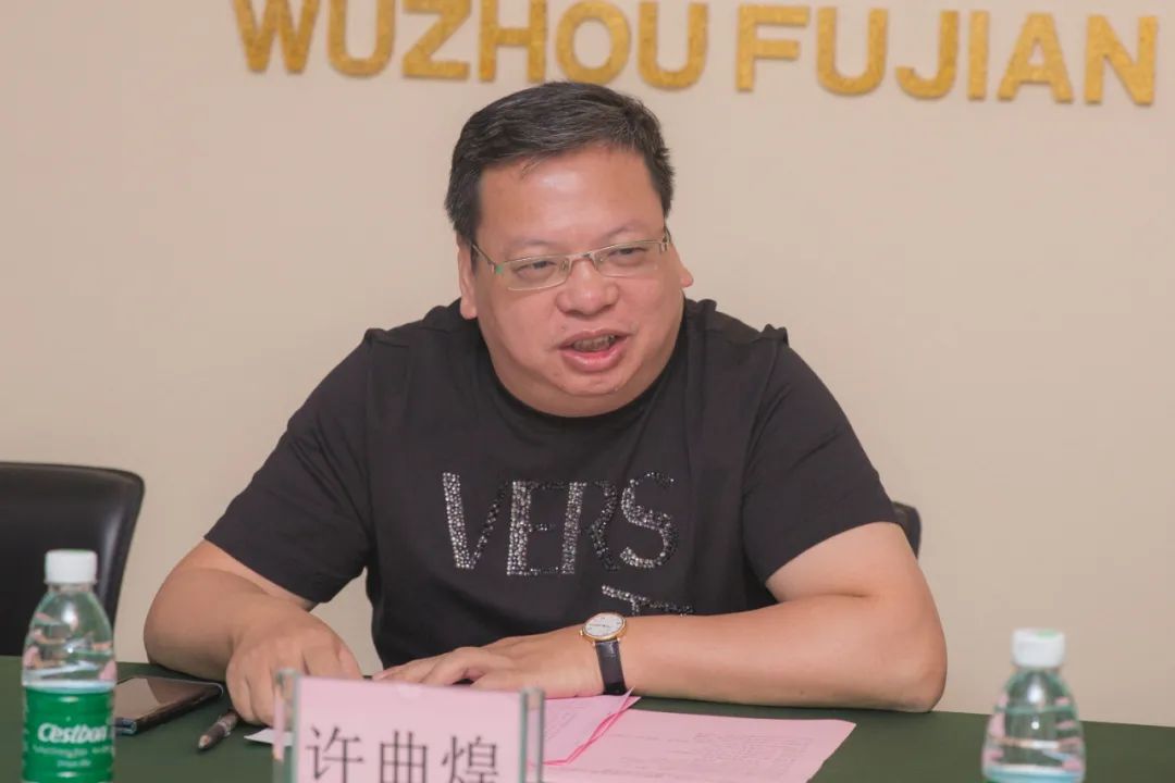 (福建商会会长许曲煌发言)座谈会上,梧州福建商会会长许曲煌表示,去年