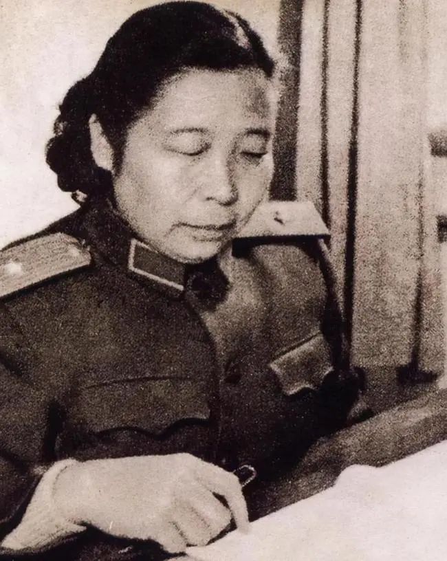 百年辉煌女性故事新中国第一位女将军李贞