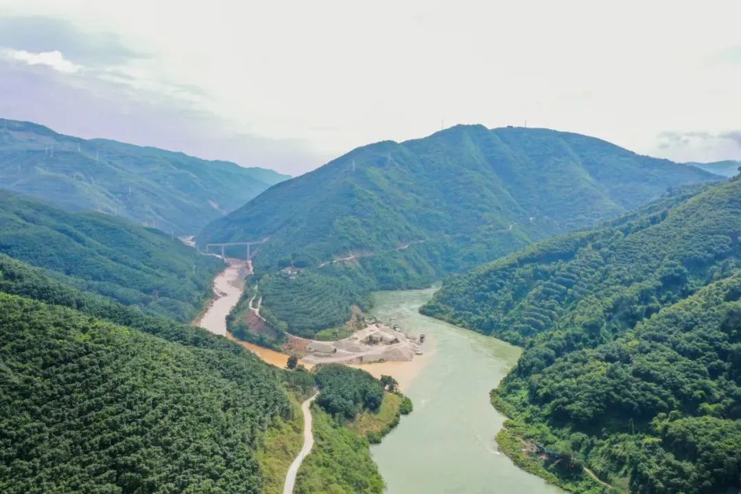 过五关通六隧看中交玉磨铁路建设者穿山越岭