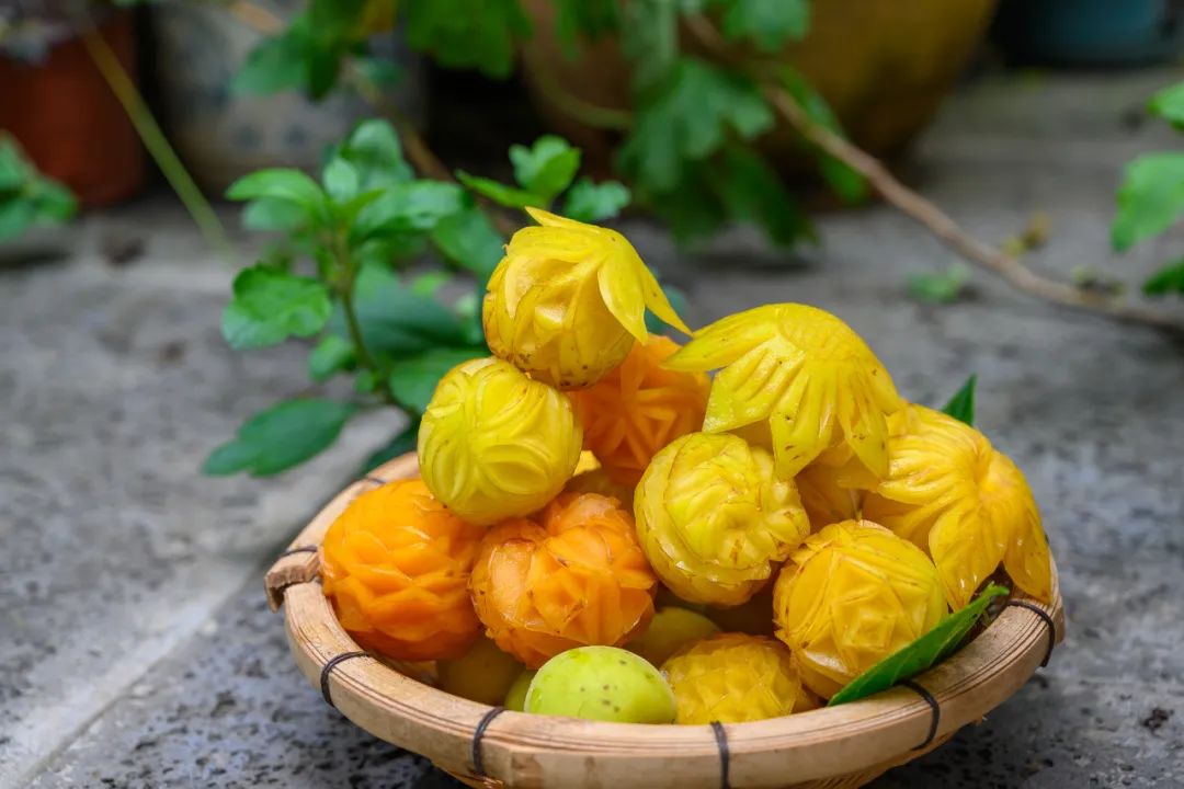 腾冲雕梅鲜花在青梅上绽放