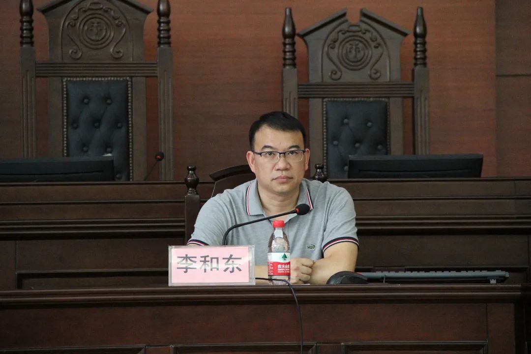 会上,李和东宣读了有关任职决定,曹光华同志提名为临桂区人民法院院长