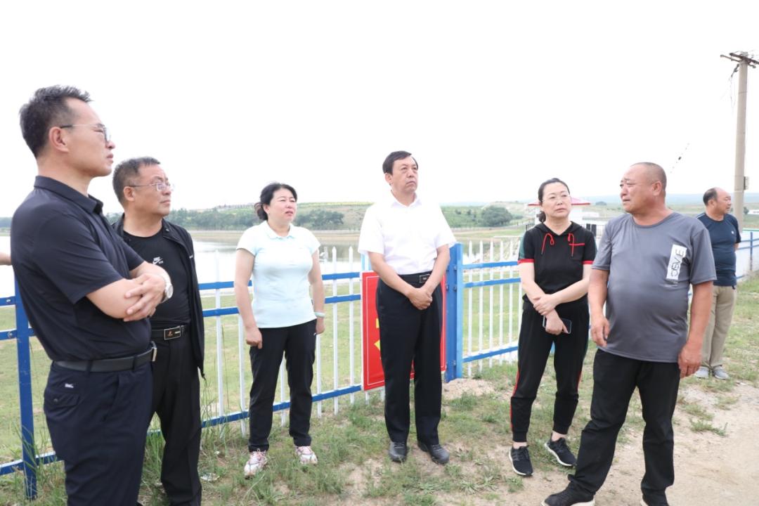 张建宾一行实地查看了沿河环境,河道环境,河道周边群