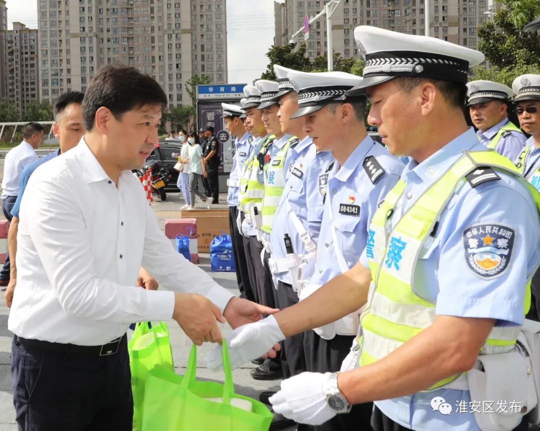 淮安區融媒7月20日上午,區委書記張笑深入消防救援大隊,車站廣場和