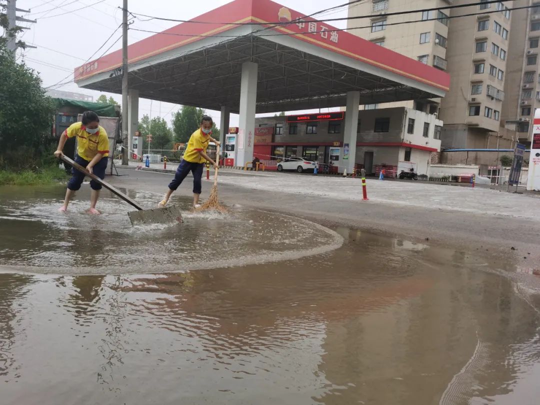 受大雨影响,开封多个加油站积水,开封分公司迅速响应,得知开封滨河路