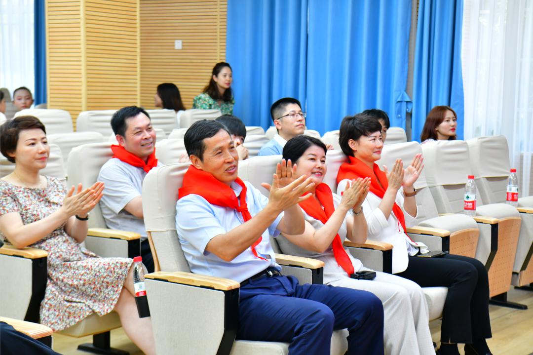 教育部黨組成員副部長鍾登華一行到芙蓉區東郡小學考察調研