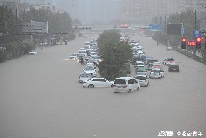 7月20日，郑州火车站门口的汽车被淹。图片来源：视觉中国