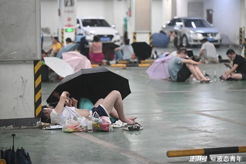 7月21日，在郑州东站，众多市民被困在火车站地库。图片来源：视觉中国
