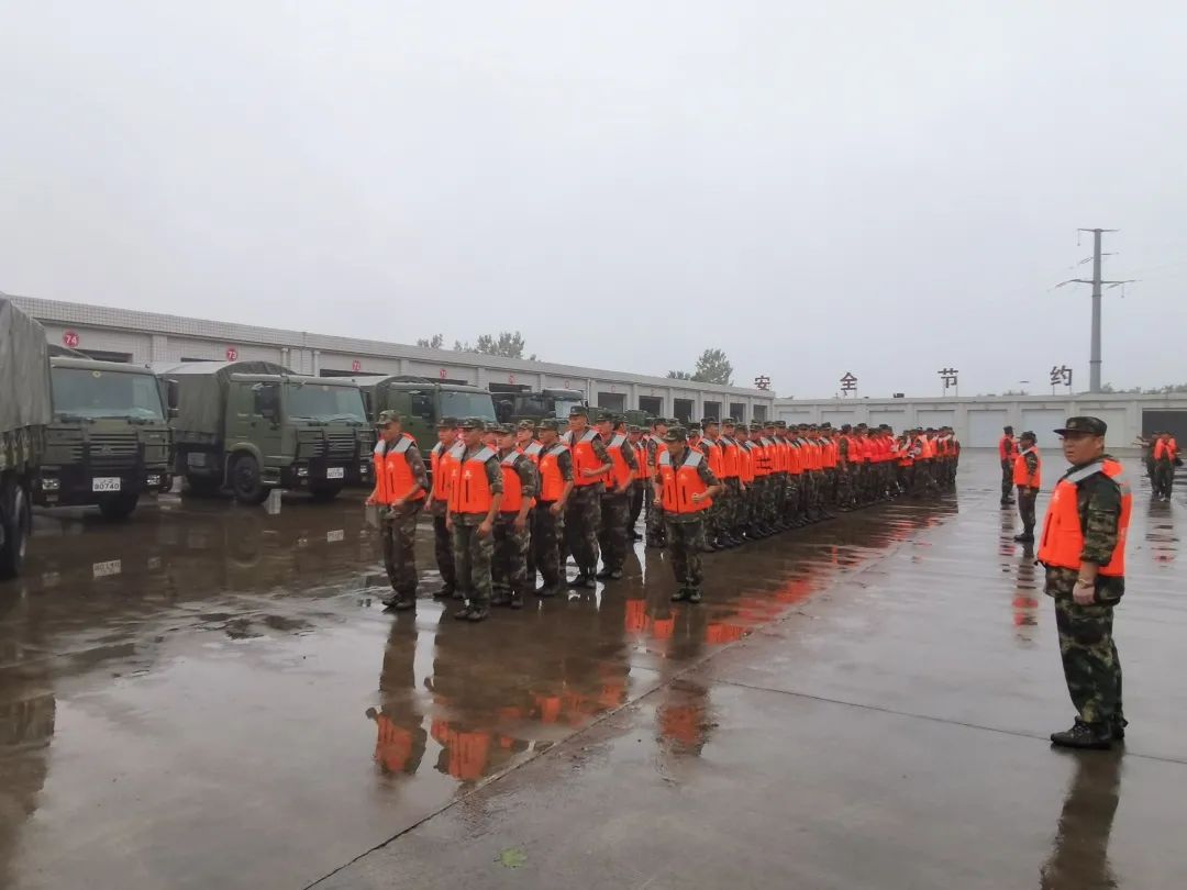 風雨面前我們一起扛解放軍和武警部隊官兵緊急救援奮戰在搶險一線