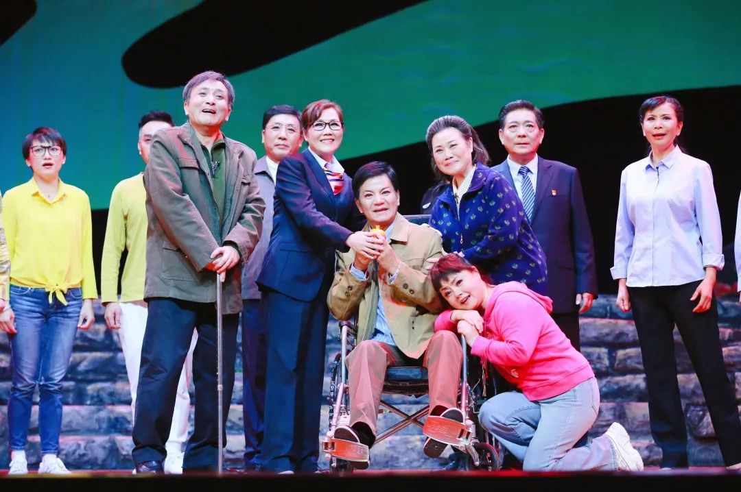 道德模范光辉闪耀大型原创沪剧石榴红了首演圆满成功