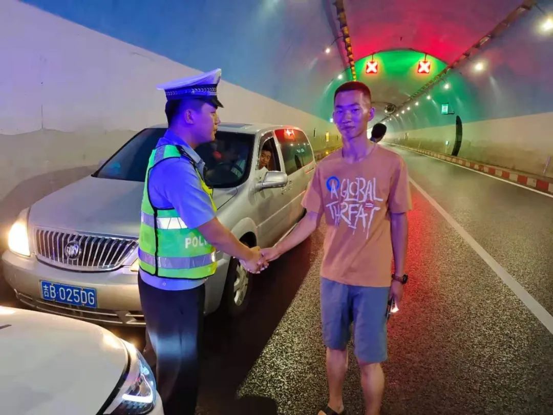 服务民生 烈日炎炎 高速交警便民服务不打烊